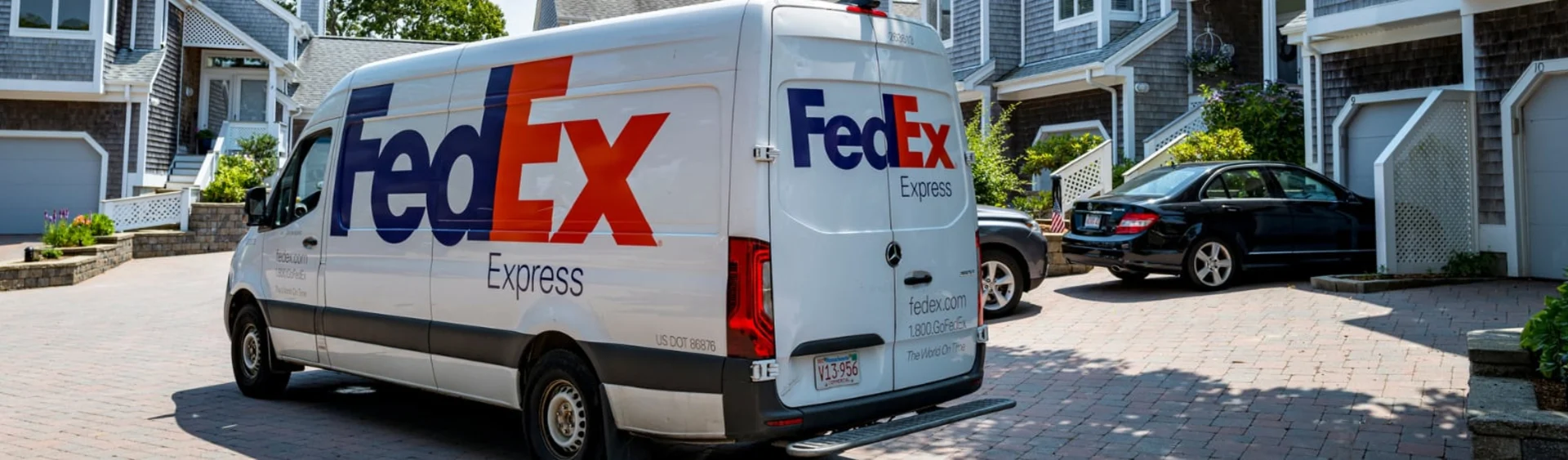 Banner image for content hub page: FedEx Express Courier FAQs